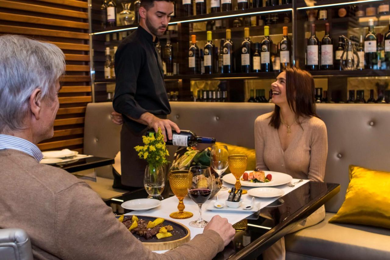 فندق آند سبا جران ناجاري بوتيك فيجو المظهر الخارجي الصورة A sommelier serving wine