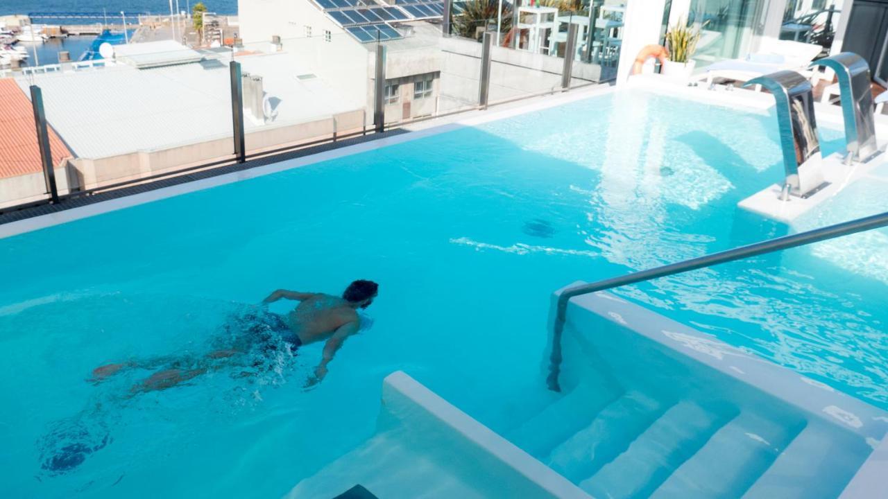 فندق آند سبا جران ناجاري بوتيك فيجو المظهر الخارجي الصورة A man swimming in a rooftop pool