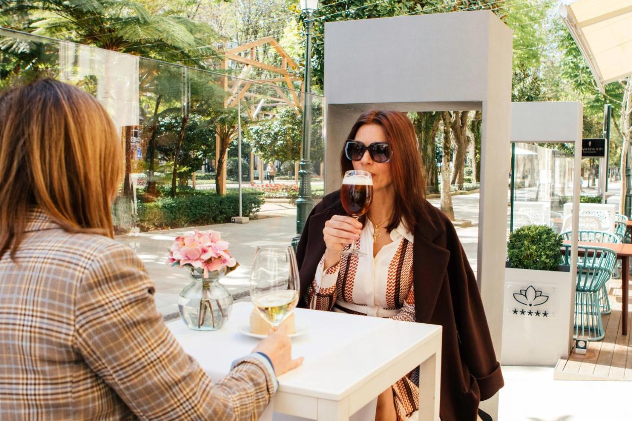 فندق آند سبا جران ناجاري بوتيك فيجو المظهر الخارجي الصورة A woman drinking coffee