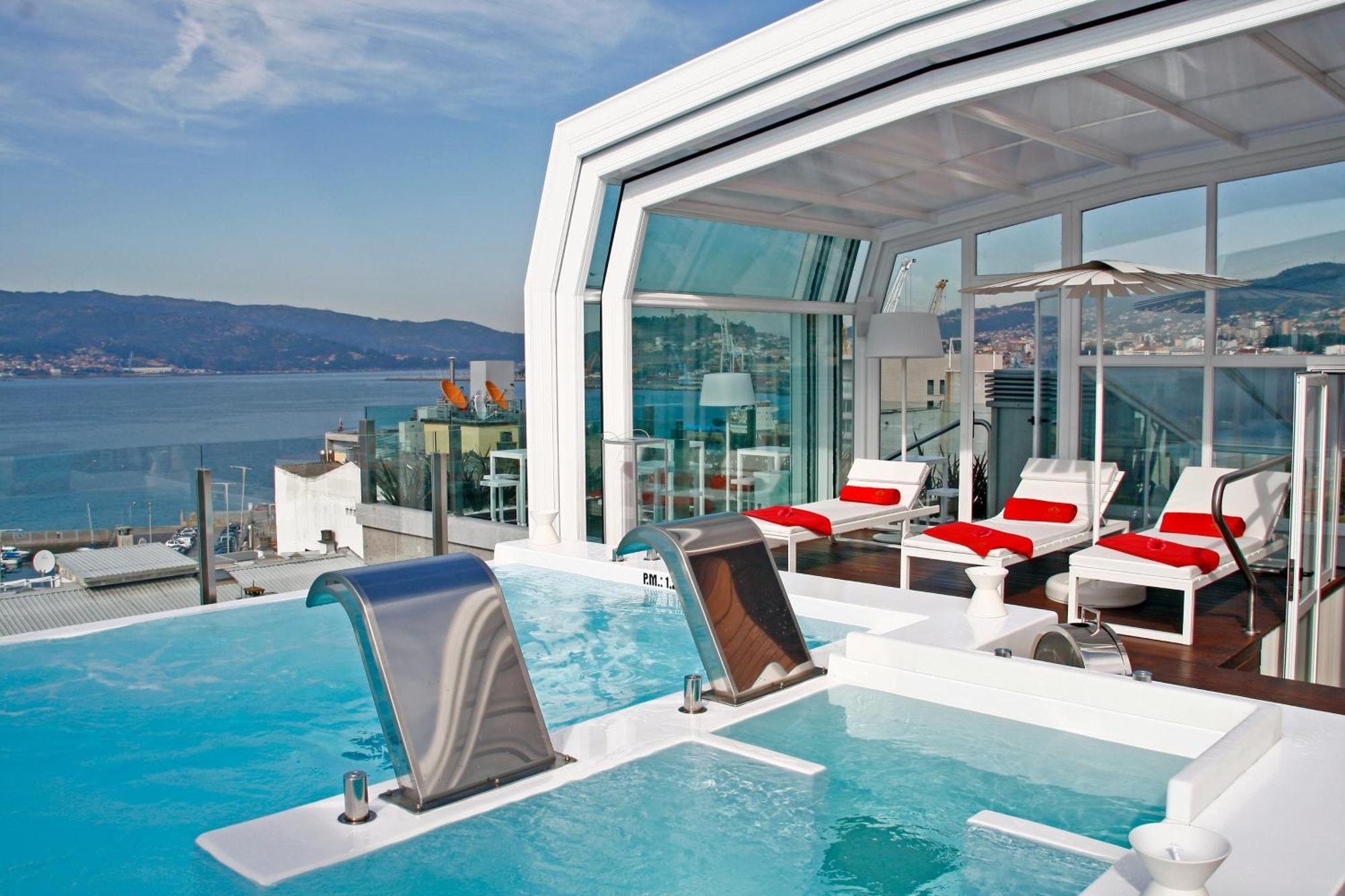 فندق آند سبا جران ناجاري بوتيك فيجو المرافق الصورة The rooftop pool at the Hotel Alexandra