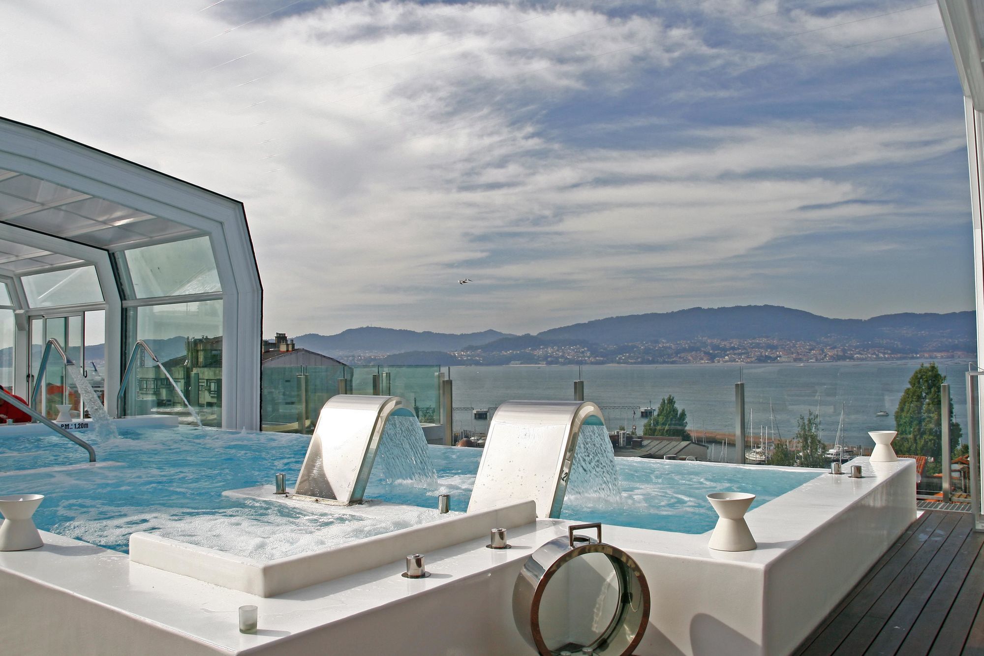 فندق آند سبا جران ناجاري بوتيك فيجو المظهر الخارجي الصورة The rooftop pool at the hotel